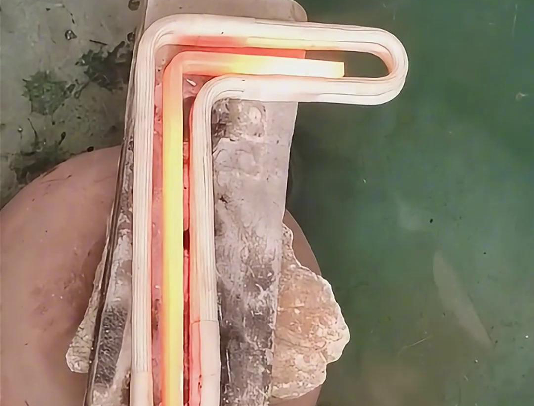 高频感应加热设备可以在钛长条内部产生均匀的热量分布