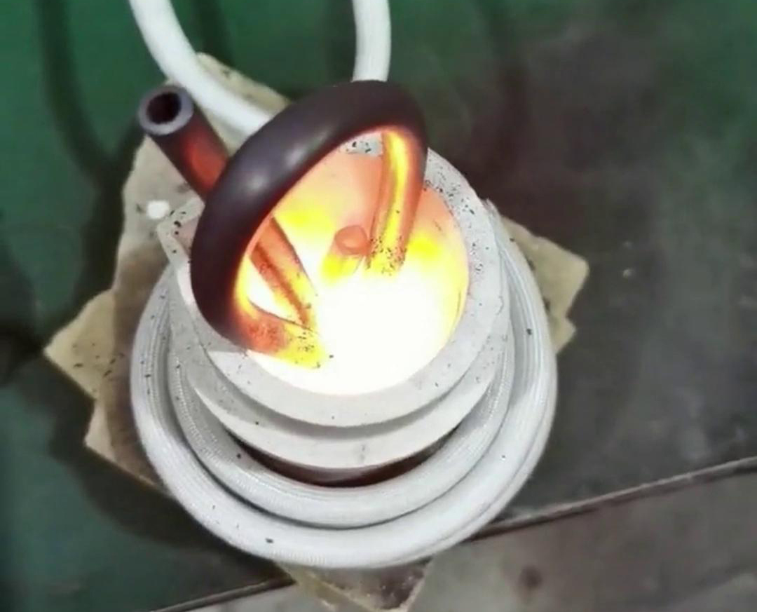 小型高频熔炼炉以其高效、精确、环保的特性成为诸多领域进行金属熔炼的优选设备