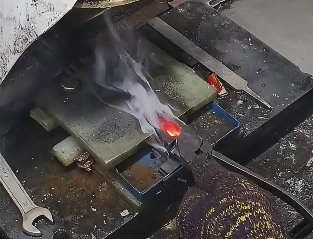 老虎钳口淬火就是使用高频淬火机快速加热，并在短时间内将其冷却