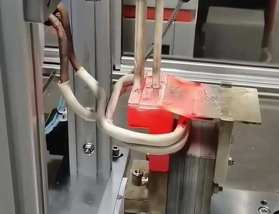 框架断路器母排铜排高频焊接过程。采用高频自动焊接