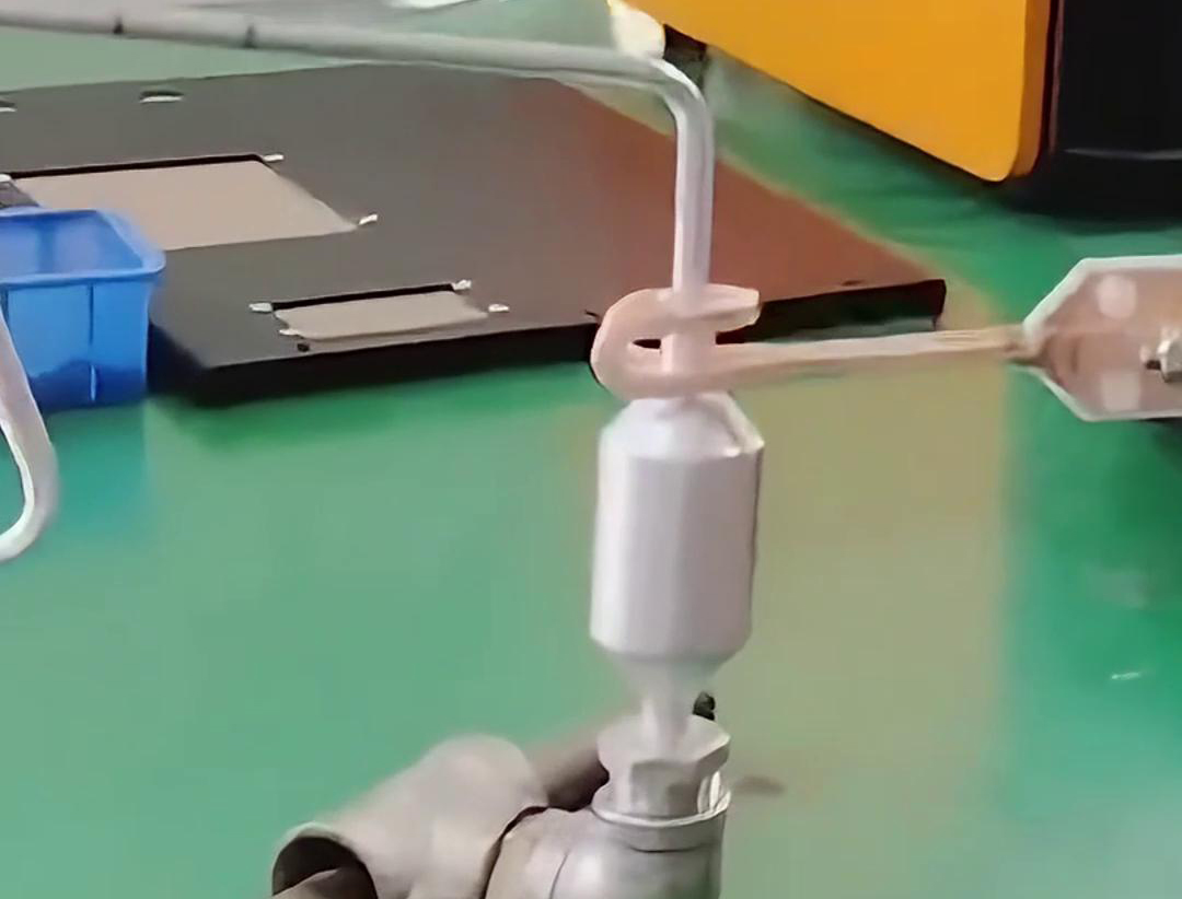 铝管铝储液器正在进行钎焊，用的是手持式高频感应焊机