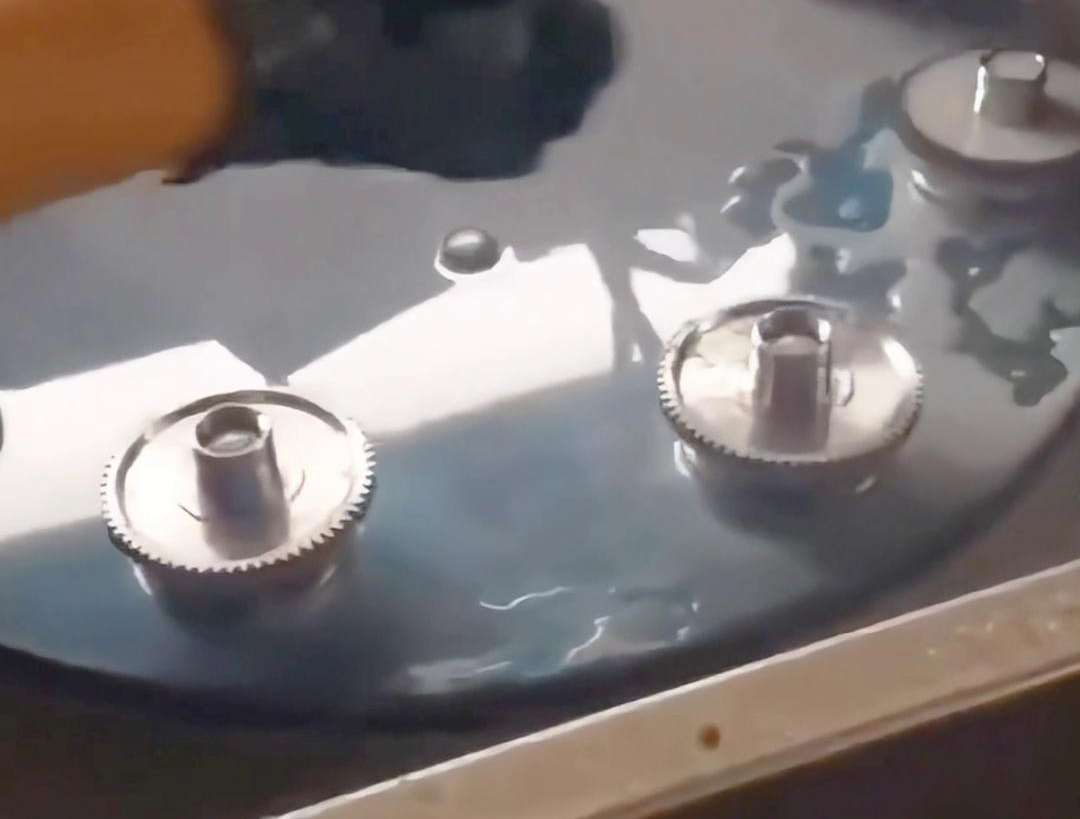 多工位齿轮淬火机床可以同时对多个齿轮进行淬火处理，提高生产效率