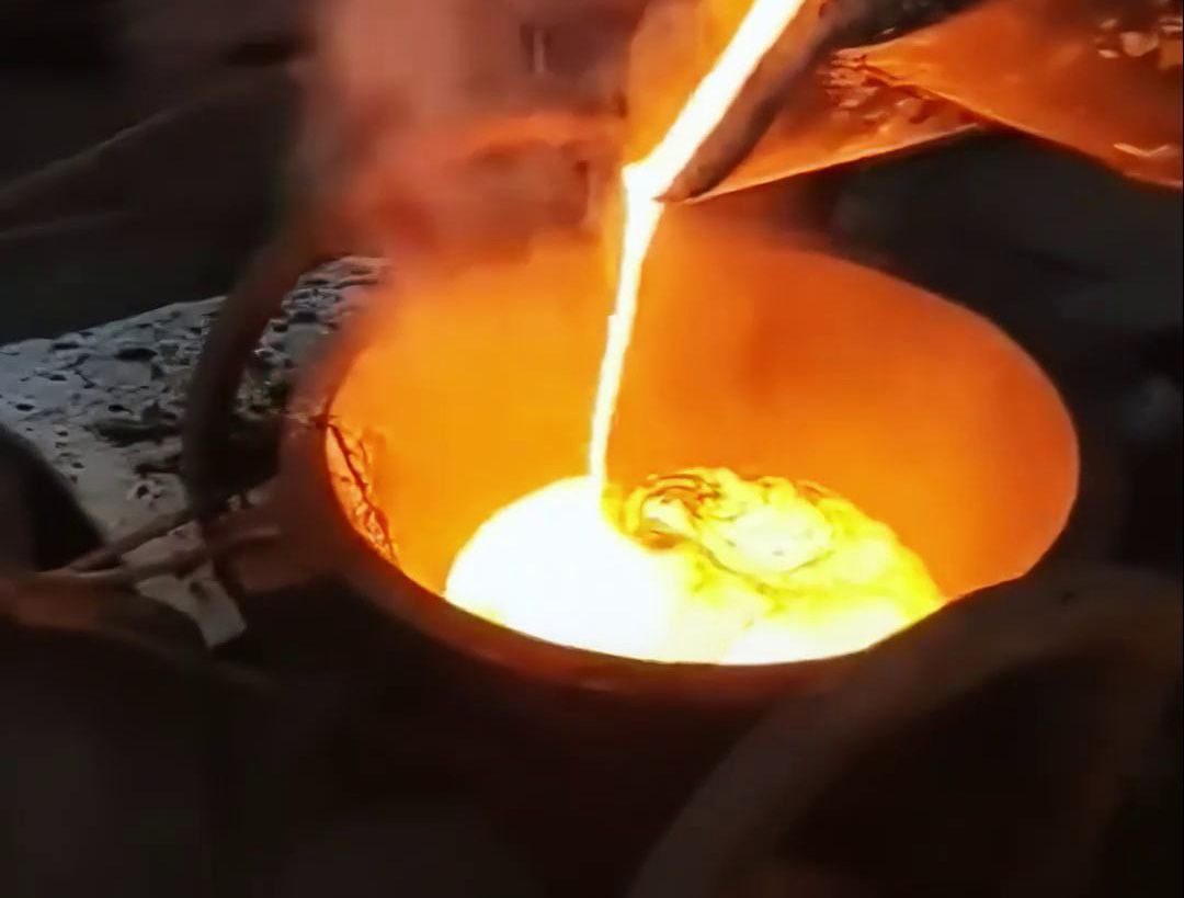 中高频感应熔炼炉的倒料操作处理和注意事项