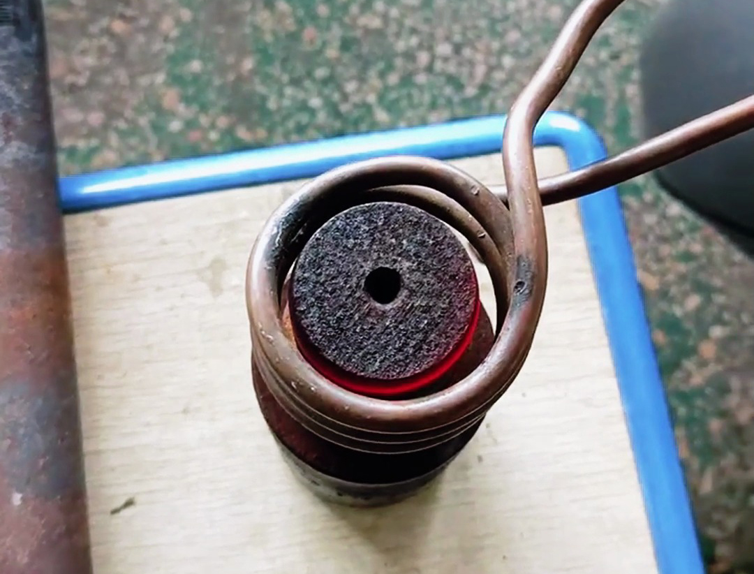 实心棒料加热实验，采用了25KW的软链接高频感应加热设备进行加热