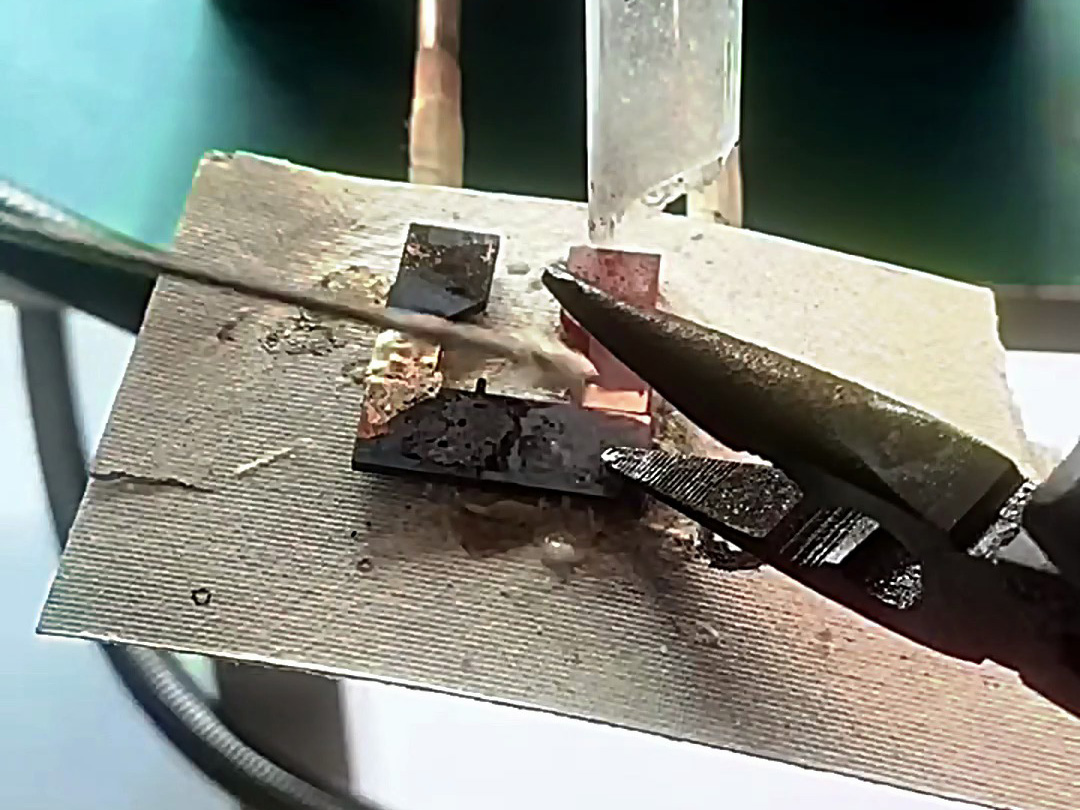 客户邮寄的铜件样品，要求用高频感应焊机钎焊，打样焊接测试效果是否合格 