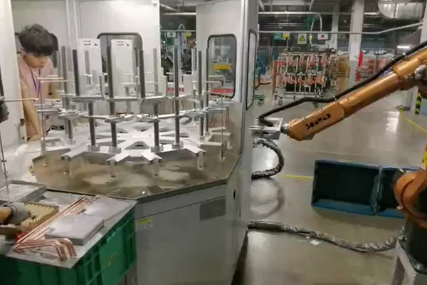 工厂实拍，配备机械手臂的高频钎焊设备焊接铜管